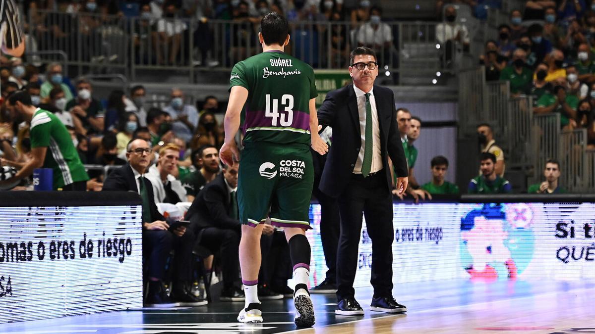 Carlos Suárez, junto a Fotis Katsikaris, en el partido del sábado.