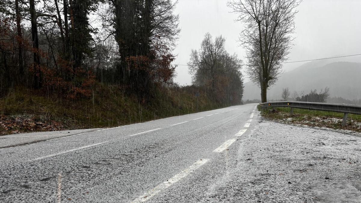 El Moianès emblanquinat per una granissada