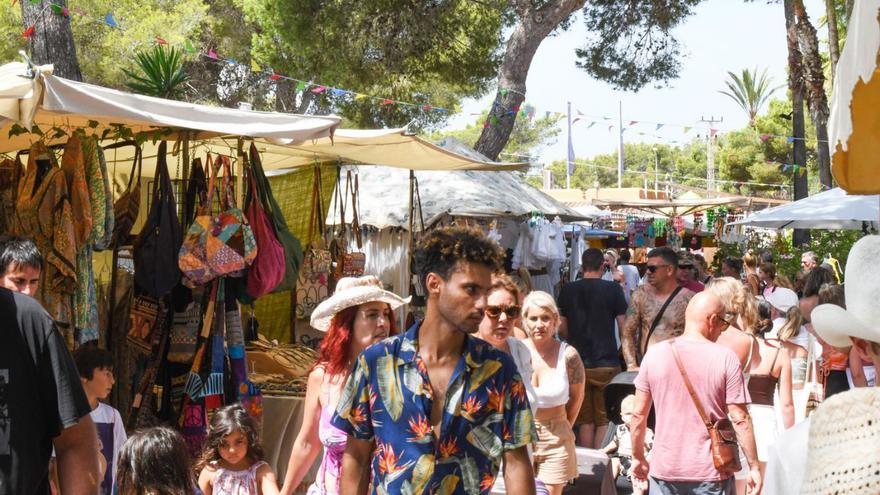 El mercadillo hippy de Punta Arabí durante el verano de 2023. | MARIA MOLINA