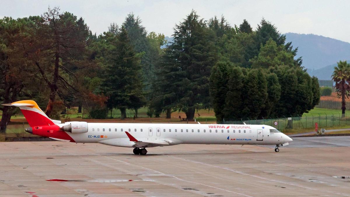 Avión de Air Nostrum que opera para Iberia en el aeropuerto de Peinador