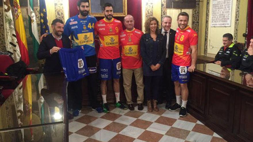 Rodrigo Corrales, Raúl Entrerríos y Víctor Tomás posaron con las equipaciones con el logo de la candidatura de los Dólmenes en el pantalón.