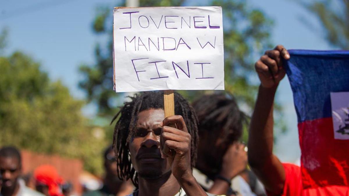 Manifestantes participan en una protesta para exigir la renuncia del presidente Jovenel Moise en Puerto Príncipe (Haití).