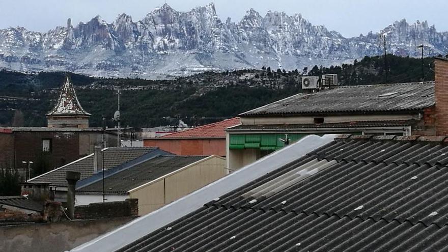 La neu enfarina diversos punts de les comarques centrals i causa problemes de circulació