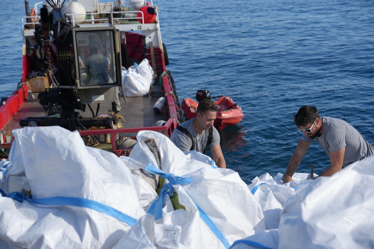 Retirada de los residuos en una barca