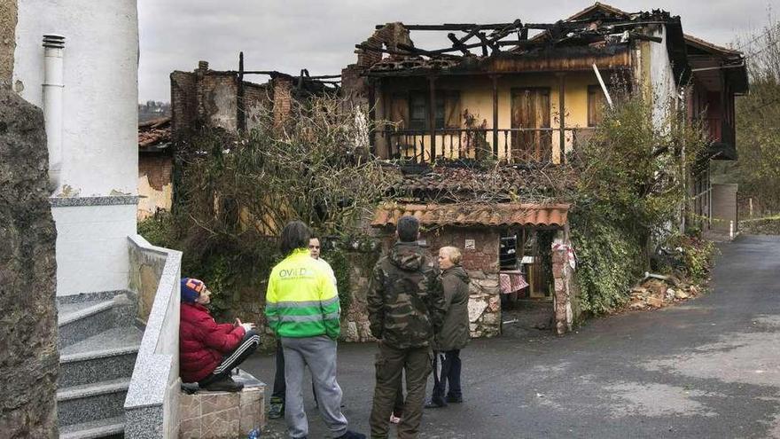 Vecinos y afectados por el incendio, ayer, frente a la vivienda que fue pasto de las llamas en Las Segadas.