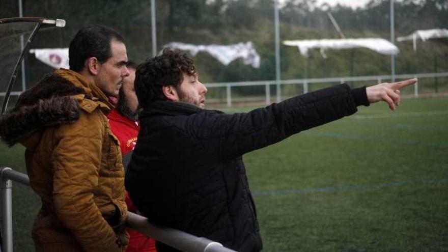 Tinto habla con el capitán Unai durante el partido. // Bernabé