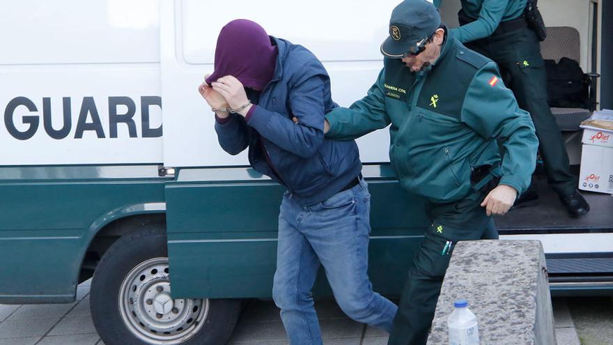 El supuesto autor confeso, esta mañana llegando al juzgado. // Alba Villar