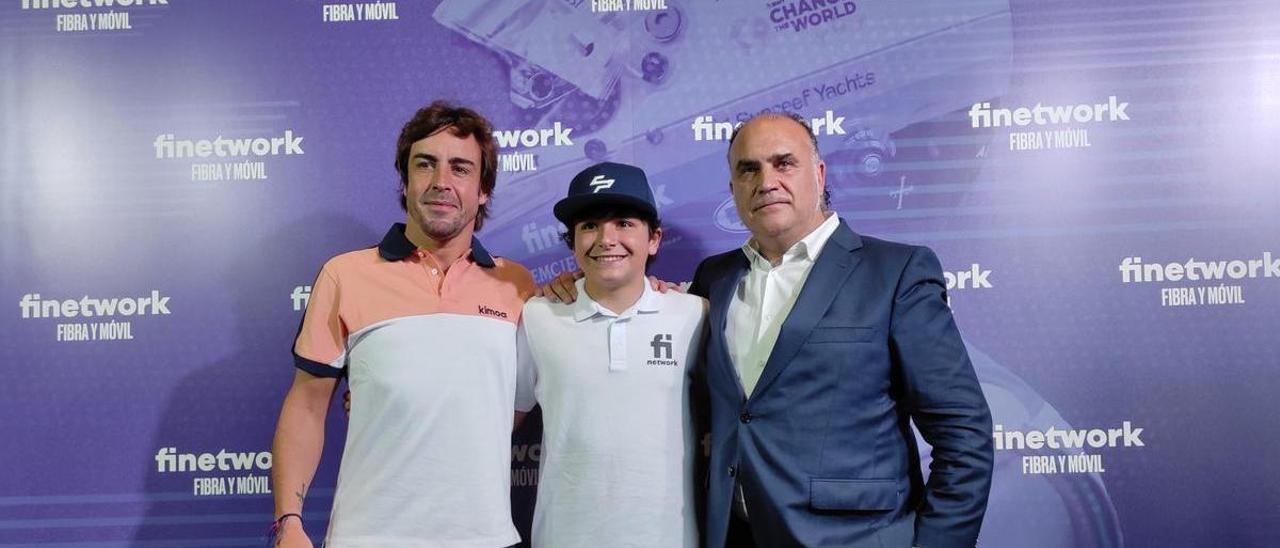 El eldense Sandro Pérez entre Fernando Alonso y Manuel Hernández, CEO de Finetwork
