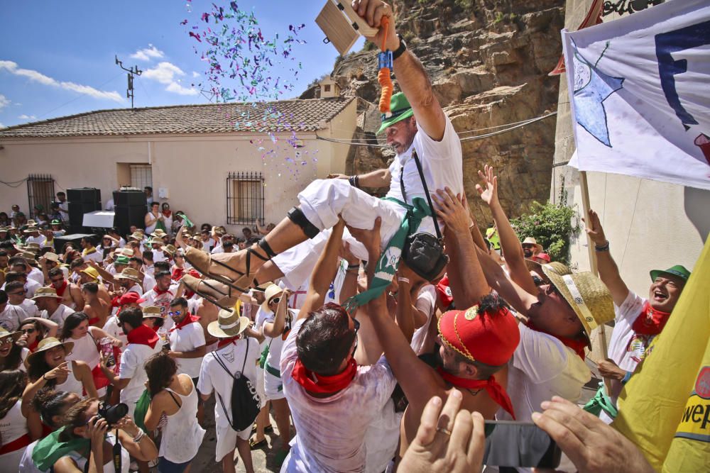 La ermita de San Roque congrega a decenas de personas para comenzar los festejos patronales y de Moros y Cristianos