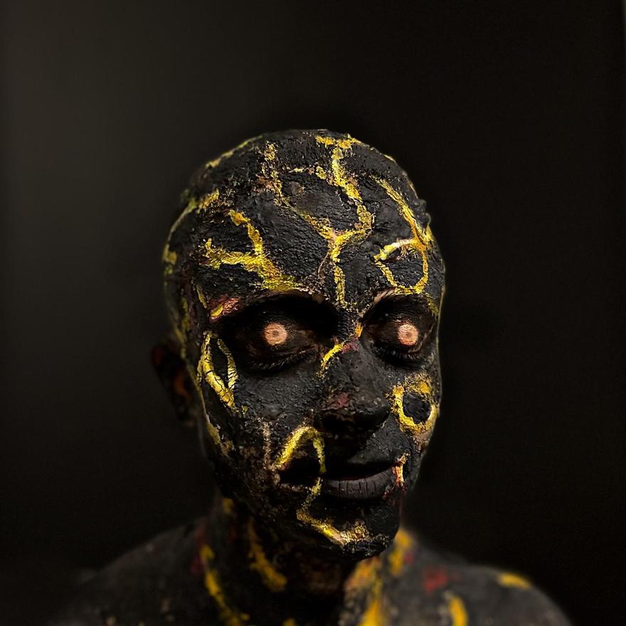 Una de las protagonistas del calendario cubierta de pintura negra simulando lava.
