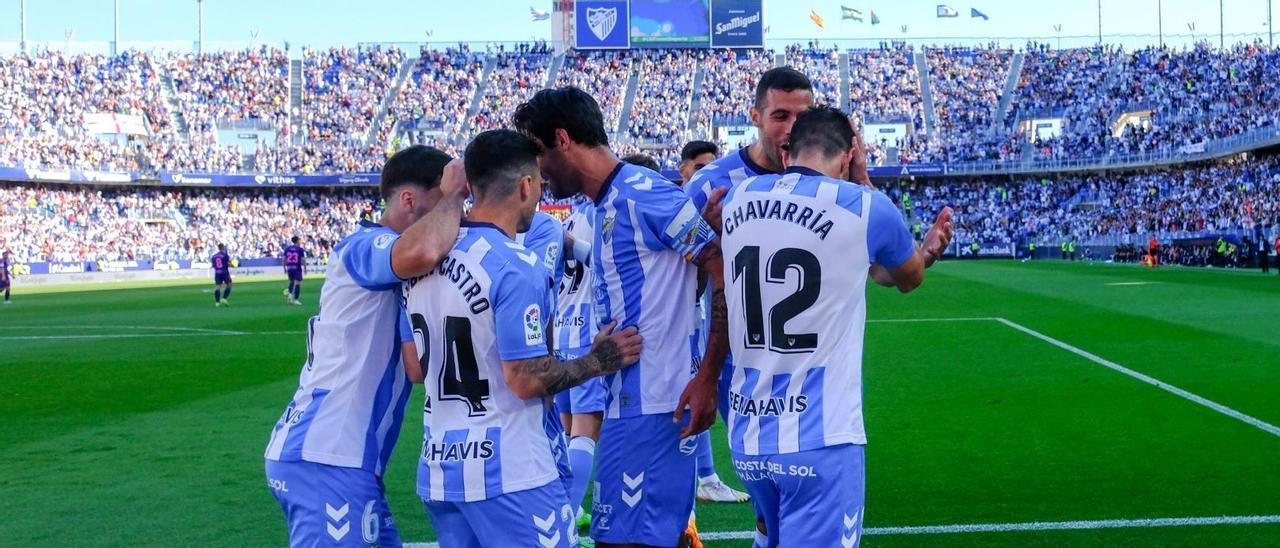 Los jugadores del Málaga CF celebran el gol de Chavarría.