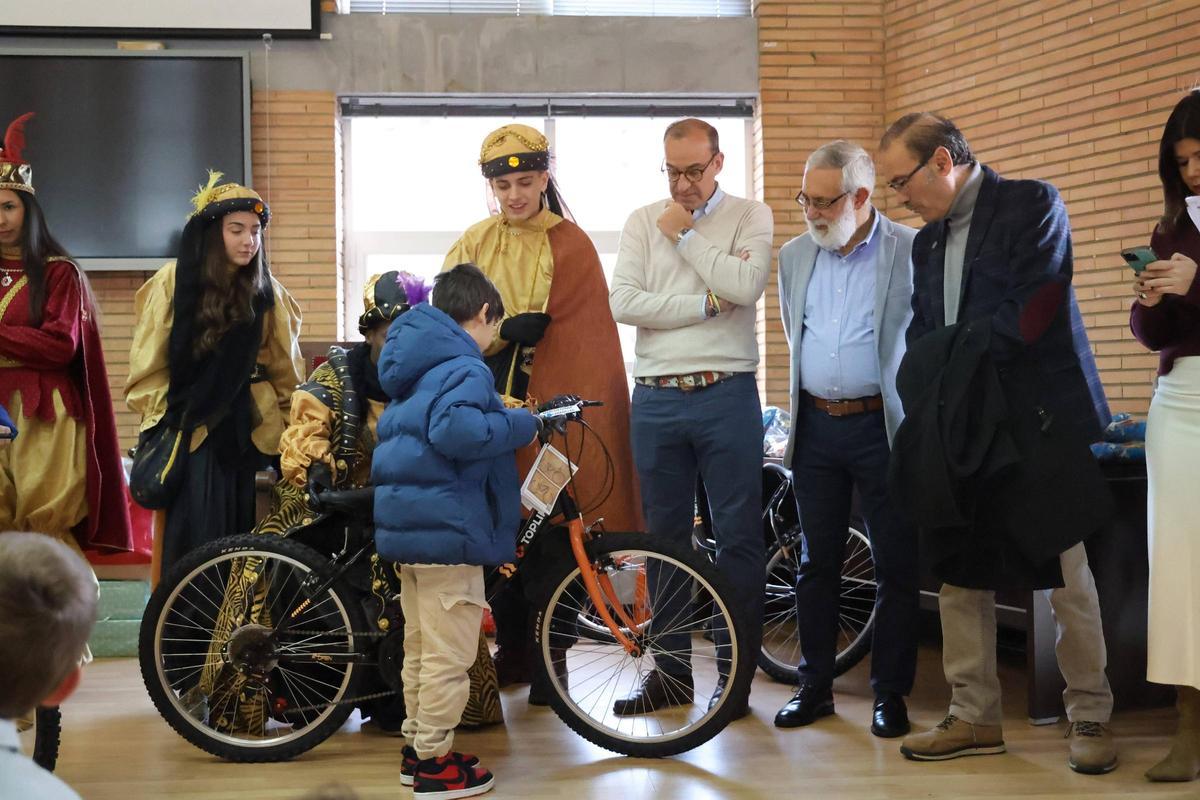 Fotogalería | Los Reyes Magos reparten bicis e ilusión en el IMAS