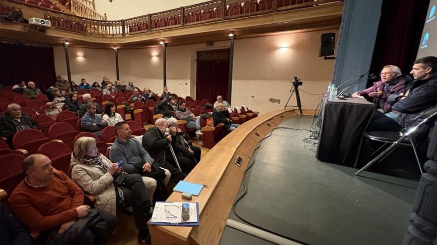 En la mesa, Félix Monteserín y Víctor Lorences se dirigen al público. | D. ÁLVAREZ