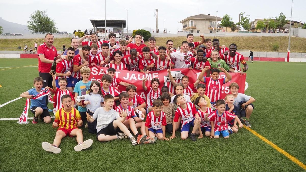 El Sant Jaume de Llierca-Olot B celebra l’ascens a Primera Catalana.