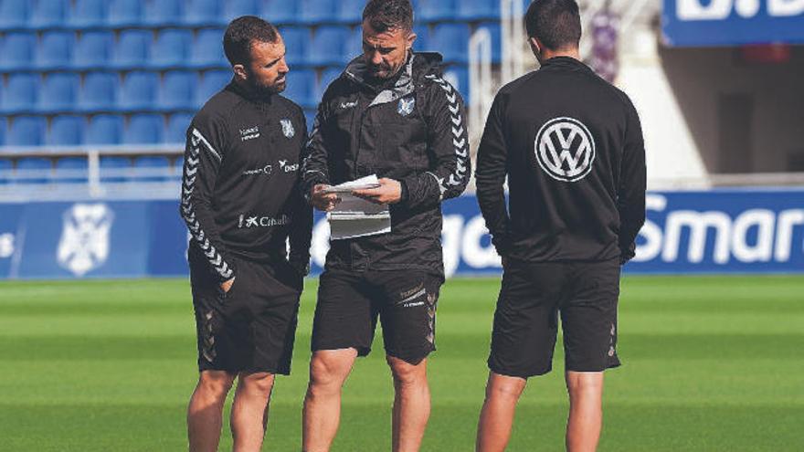 Aritz López Garai, consultando sus apuntes con su cuerpo técnico en el entrenamiento de ayer en el Estadio.