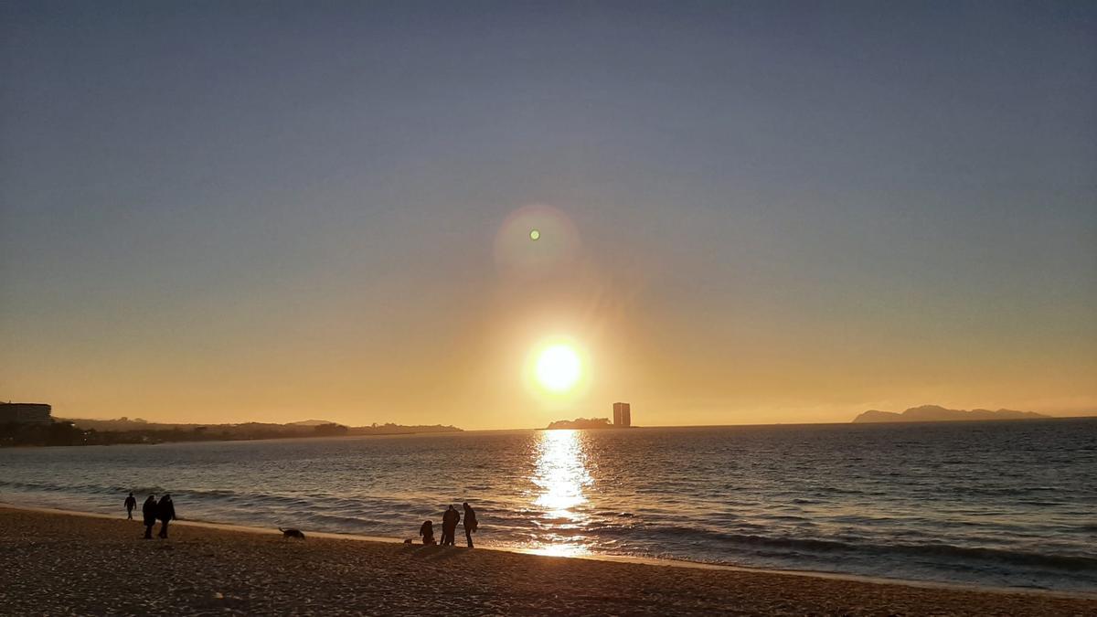 Atardecer en Samil, este sábado.