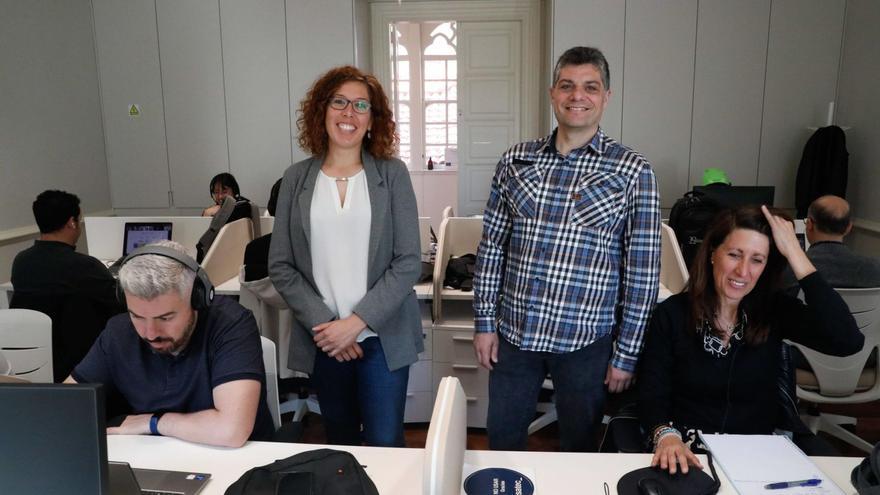 Catherine Murphy-O’Connor y Daniel Sánchez, en una de las salas de la sede de la compañía en el palacio de Maqua. | Mara Villamuza