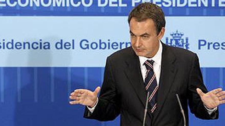 La soledad de Zapatero le fuerza  a explicar la crisis en el Congreso