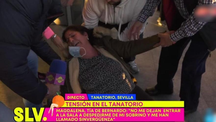 Tensión en el velatorio de Bernando Pantoja: Magdalena se desmaya en directo tras serle prohibido el paso