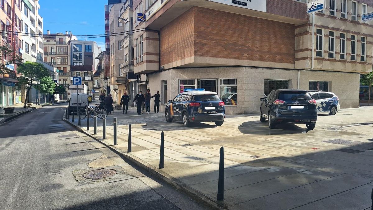 Momento en que los agentes conducen al detenido hacia el coche patrulla que lo llevó a Comisaría, esta mañana.