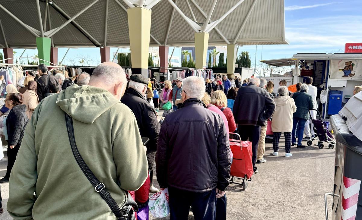 Colas en el ecoparque móvil en el Mercado del Lunes, hoy.
