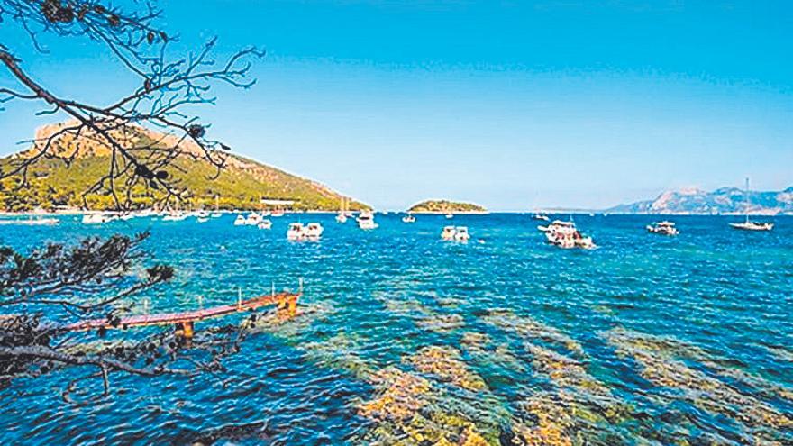 Bahía de Formentor, con embarcaciones.