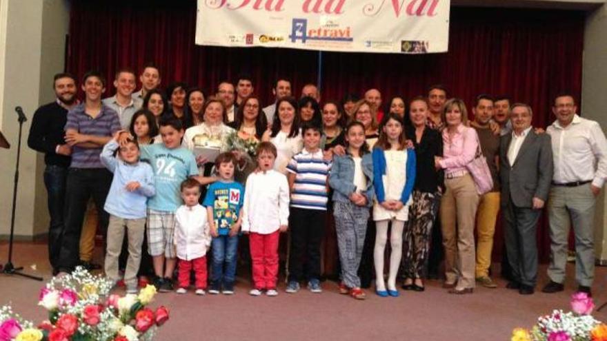 Carmen Martínez posa junto a sus hijos, nietos y demás familiares tras el homenaje.  // Fdv