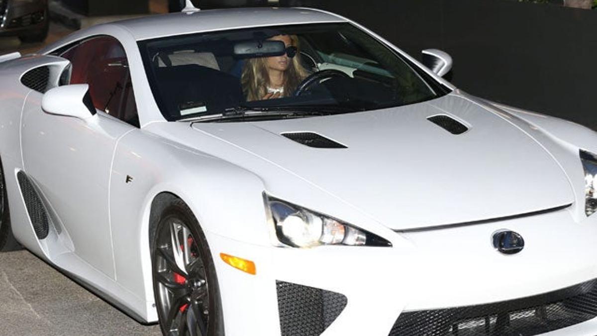 Paris Hilton regresa a Beverly Hills para ir de compras
