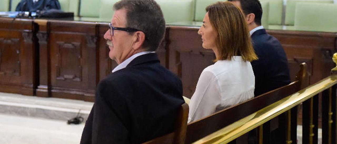 Águeda Montelongo, entre los otros dos acusados, durante el juicio por el &#039;caso Patronato&#039;.