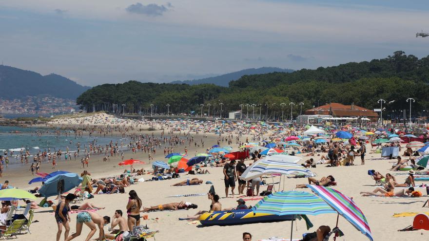 Pelea en Samil: un vendedor ambulante y un bañista acaban en el hospital