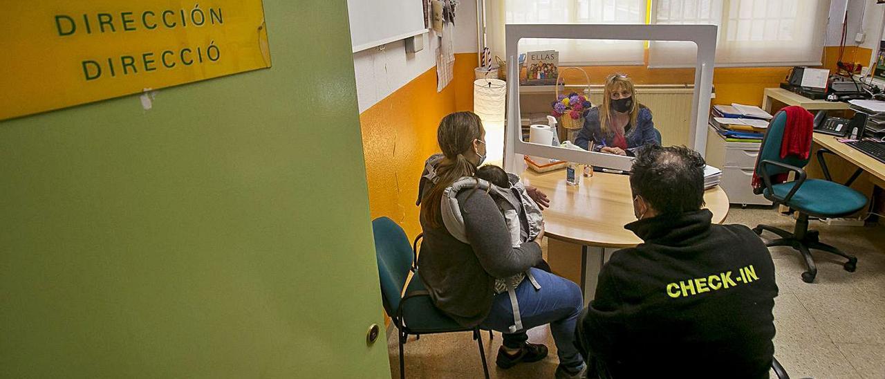 Hay familias que insisten en la entrevista presencial y se les recibe fuera cuando no llueve. | HÉCTOR FUENTES/PILAR CORTÉS