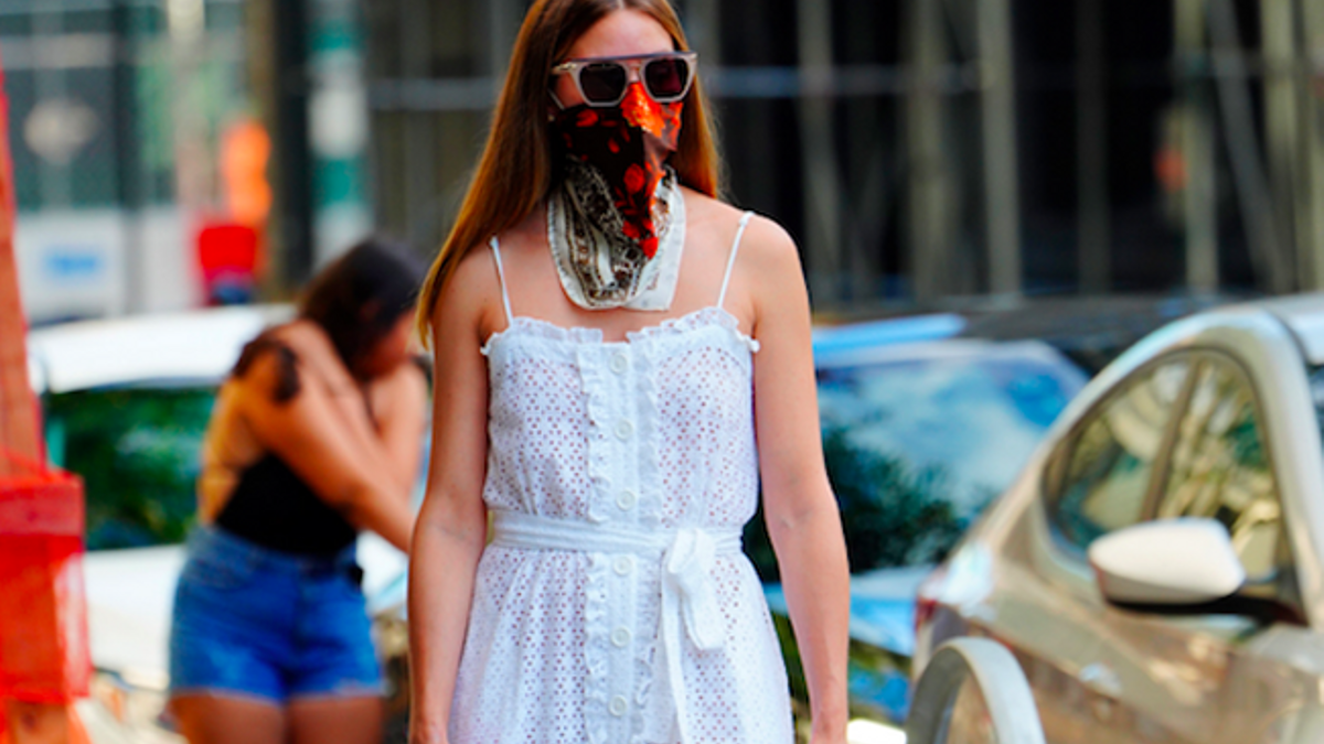 Olivia Palermo con vestido blanco de verano por las calles de Nueva York