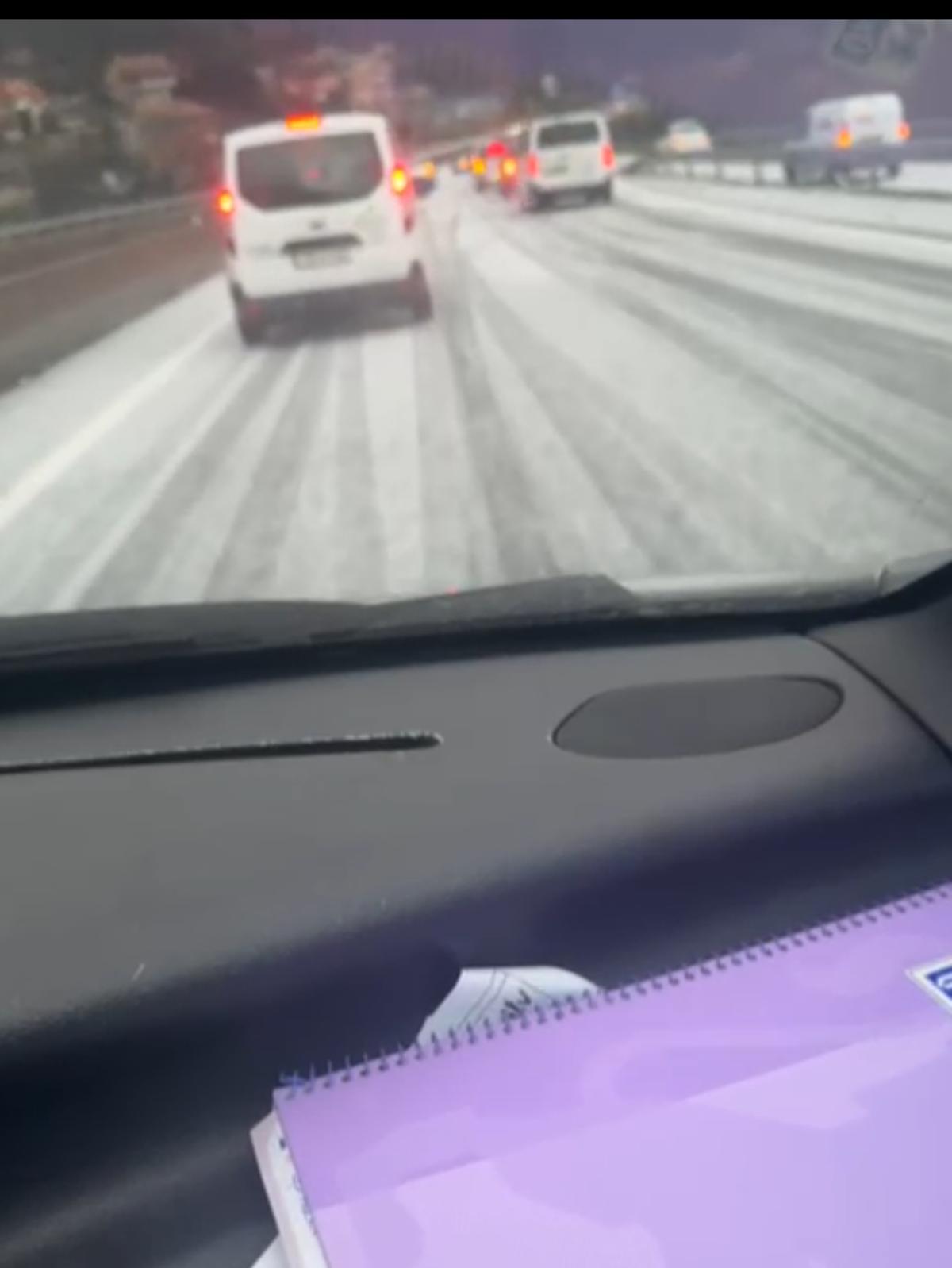 La autovía, totalmente blanca por el granizo.