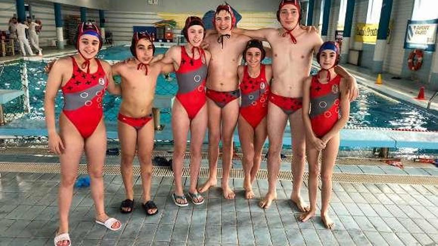 Los waterpolistas del CW Pontevedra seleccionados. // FDV