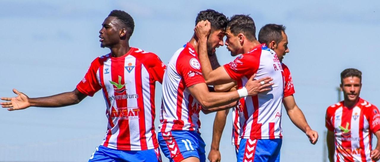 Jugadores del Don Benito conjurándose para la remontada ante el Alcorcón B.