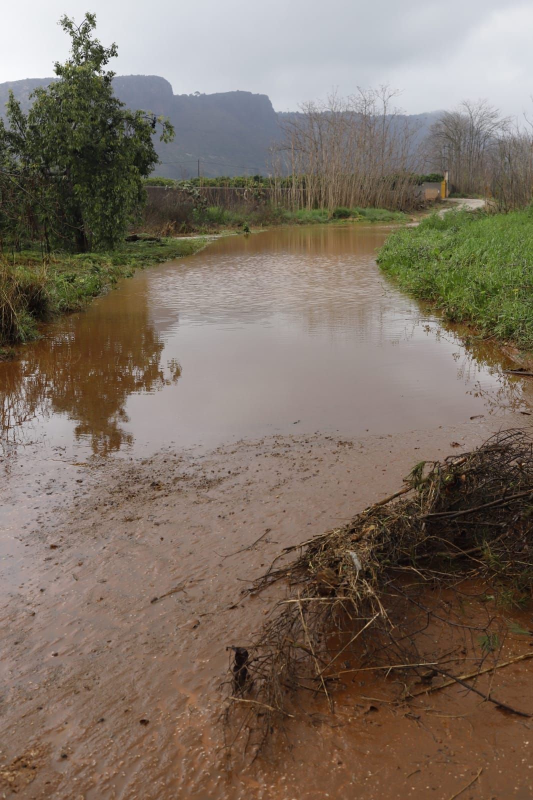 Efectos del temporal de lluvias en el baranco de la Casella en Alzira