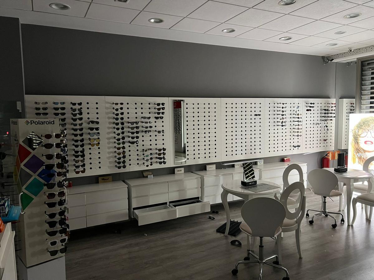 Así dejaron los expositores de gafas en Torrevieja.