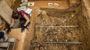 Trabajos de excavación en la fosa común 112 del cementerio de Paterna (València), donde se halló cerca de un centenar de cuerpos represaliados de la Guerra Civil, el 8 de abril de 2019.