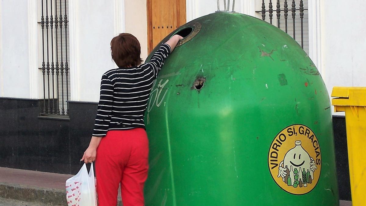 Reciclaje de vidrio en un iglú de Monesterio