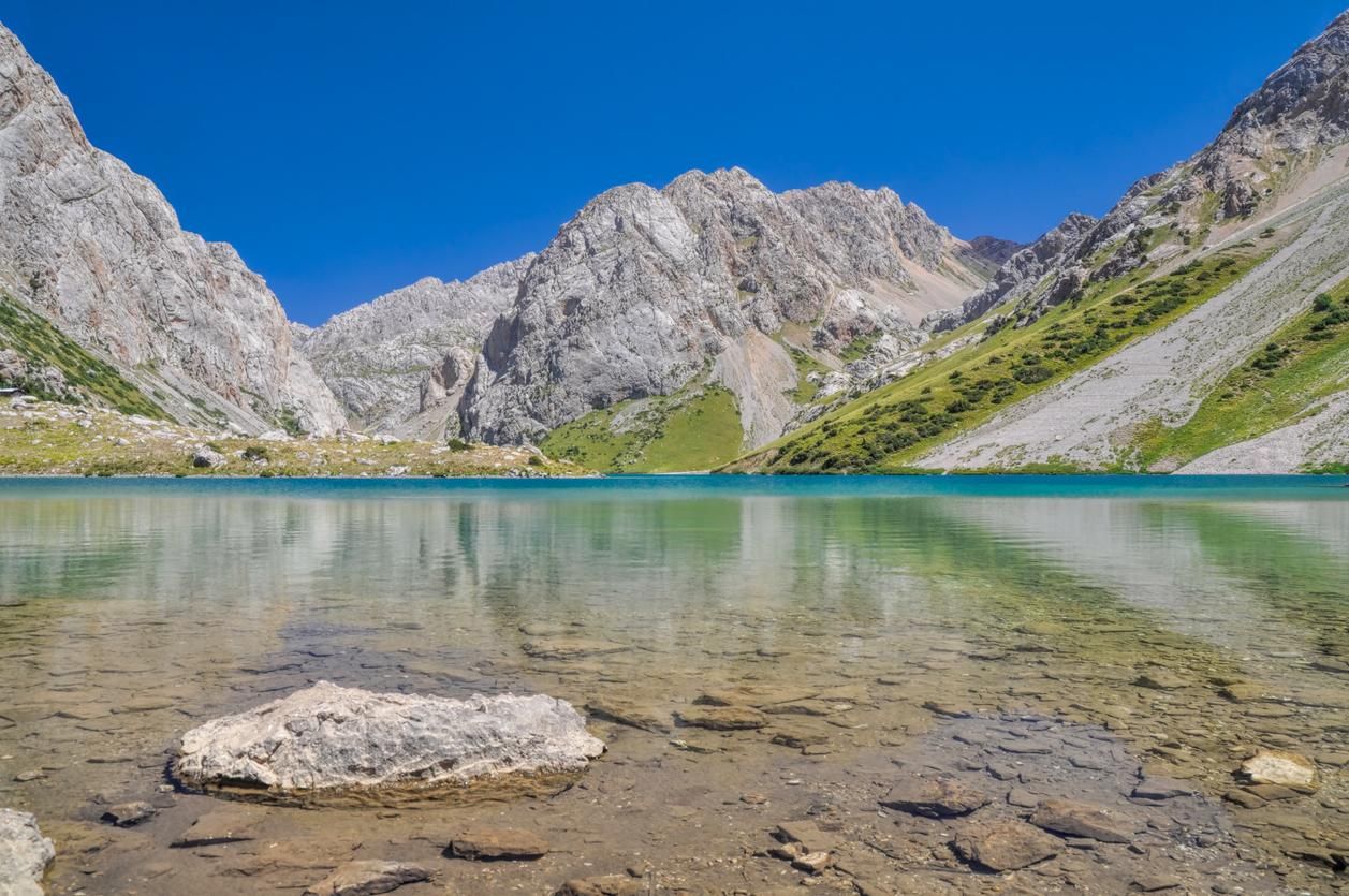 El lago de Tien Shan se encuentra casi en la frontera con China