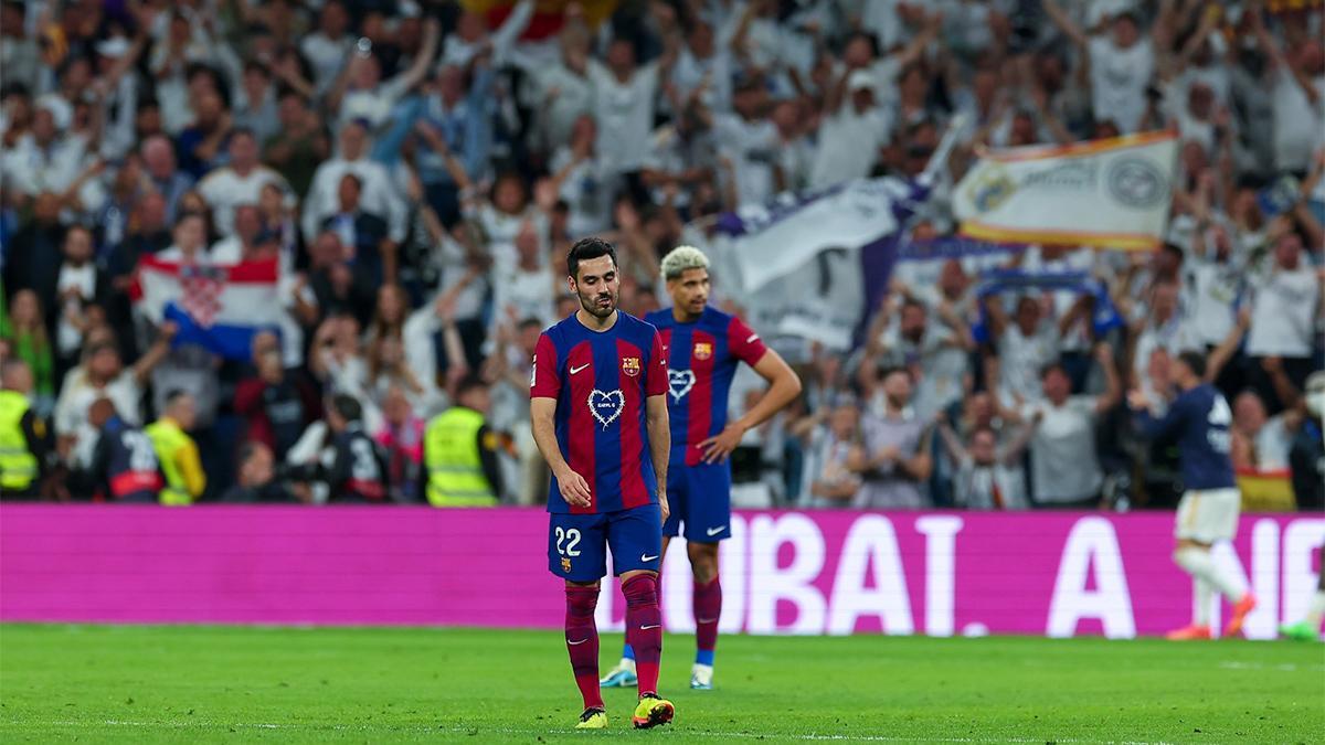 Araujo y Gündogan, cabizbajos en el Clásico del Bernabéu tras el gol de Bellingham