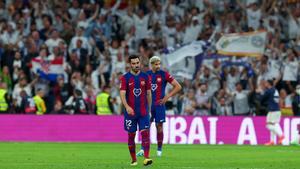 Araujo y Gündogan, cabizbajos en el Clásico del Bernabéu tras el gol de Bellingham
