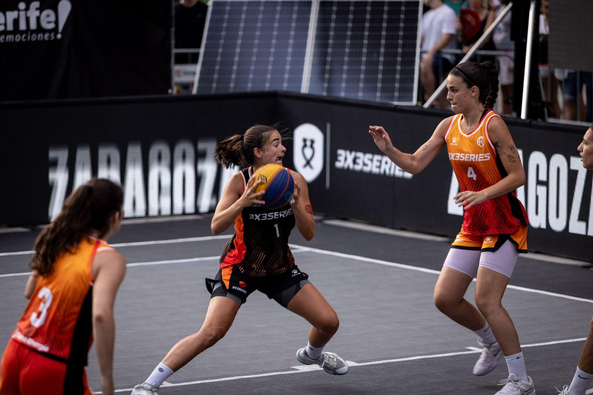 En imágenes | La Plaza del Pilar respira baloncesto con el 3x3