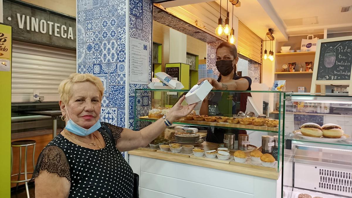 Haridian Diez-Tino en su puesto de pasteles de nata en el mercado de Vegueta.