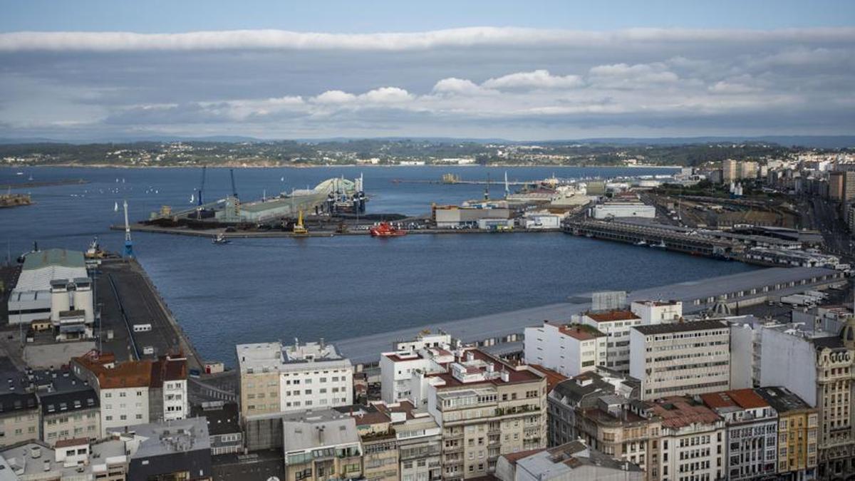 Vista de los muelles de A Coruña, con la costa de Oleiros al fondo.