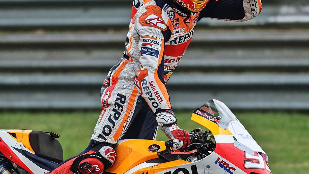 Márquez se levanta sobre su moto para celebrar la victoria. |  // FLIP SINGER