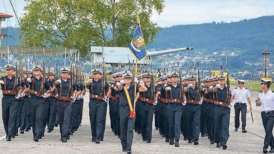 Alumnos de la Escuela Naval que participarán en el desfile. // S.A.