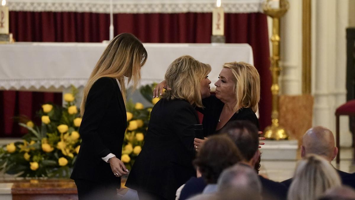 Las hijas de María Teresa Campos se abrazan en San Pablo.