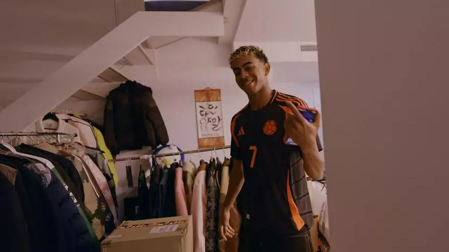 Lamine Yamal se estrena como youtuber con un ‘house tour’… ¡vestido con la camiseta de Luis Díaz!