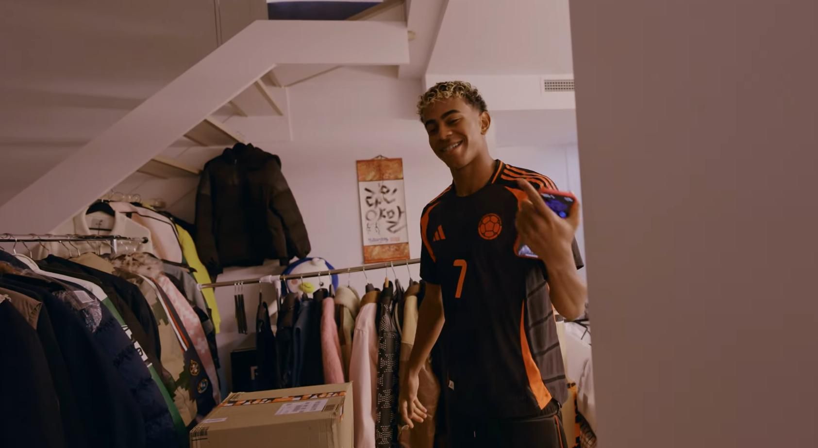 Lamine Yamal se estrena como youtuber con un ‘house tour’… ¡vestido con la camiseta de Luis Díaz!